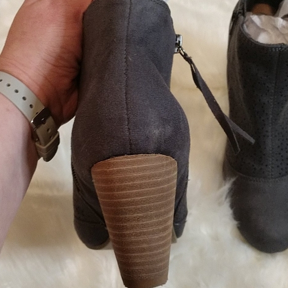 Report Fotwear Merle Faux Suede Perforated Booties - Picture 4 of 9